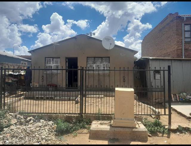 2 BEDROOM HOUSE FOR SALE IN MOFOLO NORTH